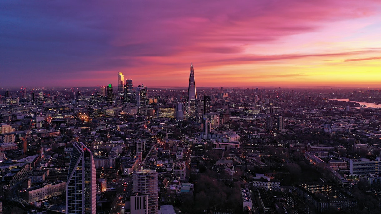 Photo shows the london cityscape at sunset