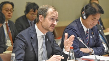 Eric Wiebes, the Netherlands’ Minister of Economic Affairs and Climate Policy, and Yohei Matsumoto, Japan’s State Minister of Economy, Industry and Trade, chaired the discussion