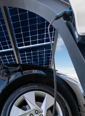 Gevo 2023 Report Cover An Electric Car Charging Under Solar Pannels