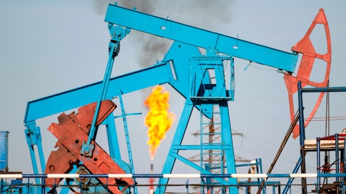 Cover Global Methane Tracker 2023-Photo of a pumpjack with a flare boom in the background