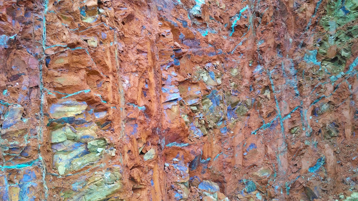 la foto muestra una saprolita no enfocada en la superficie del mineral de níquel en minas a cielo abierto