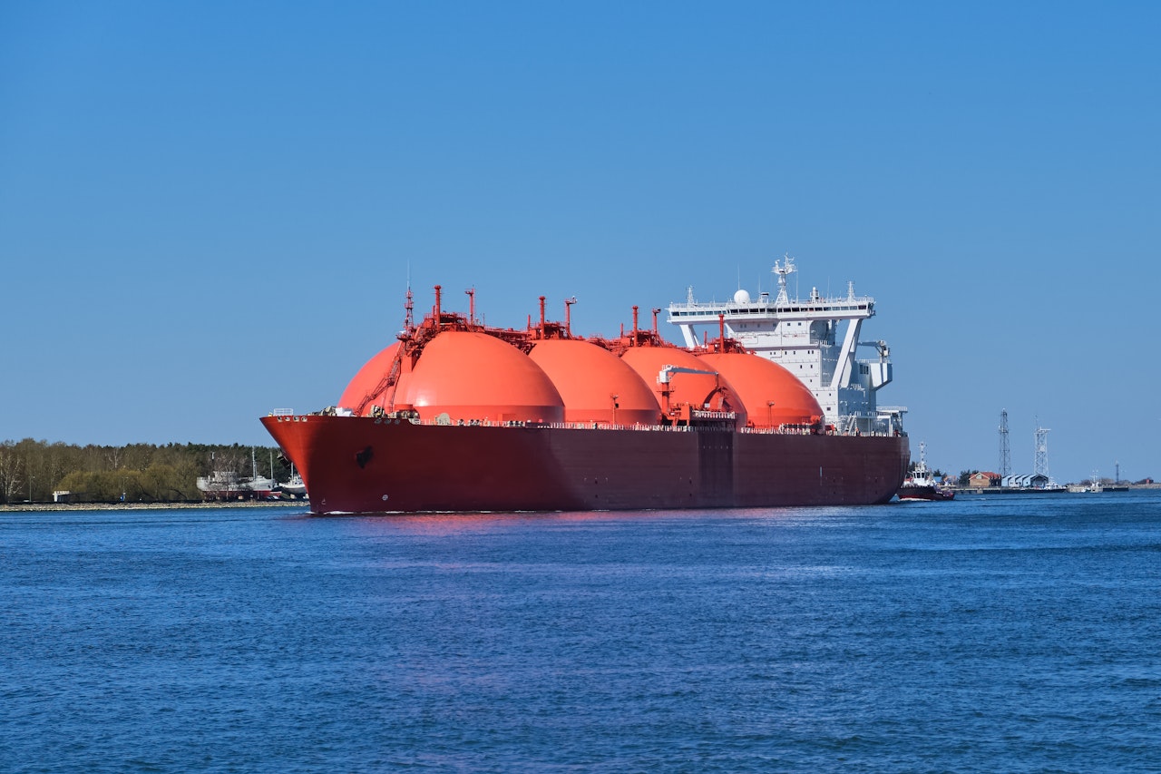 Cover Of Gas Market Report Q1 2023 Photo Of An Lng Tanker Coming To Port Againt Blue Sky Background Gettyimages 1438894758