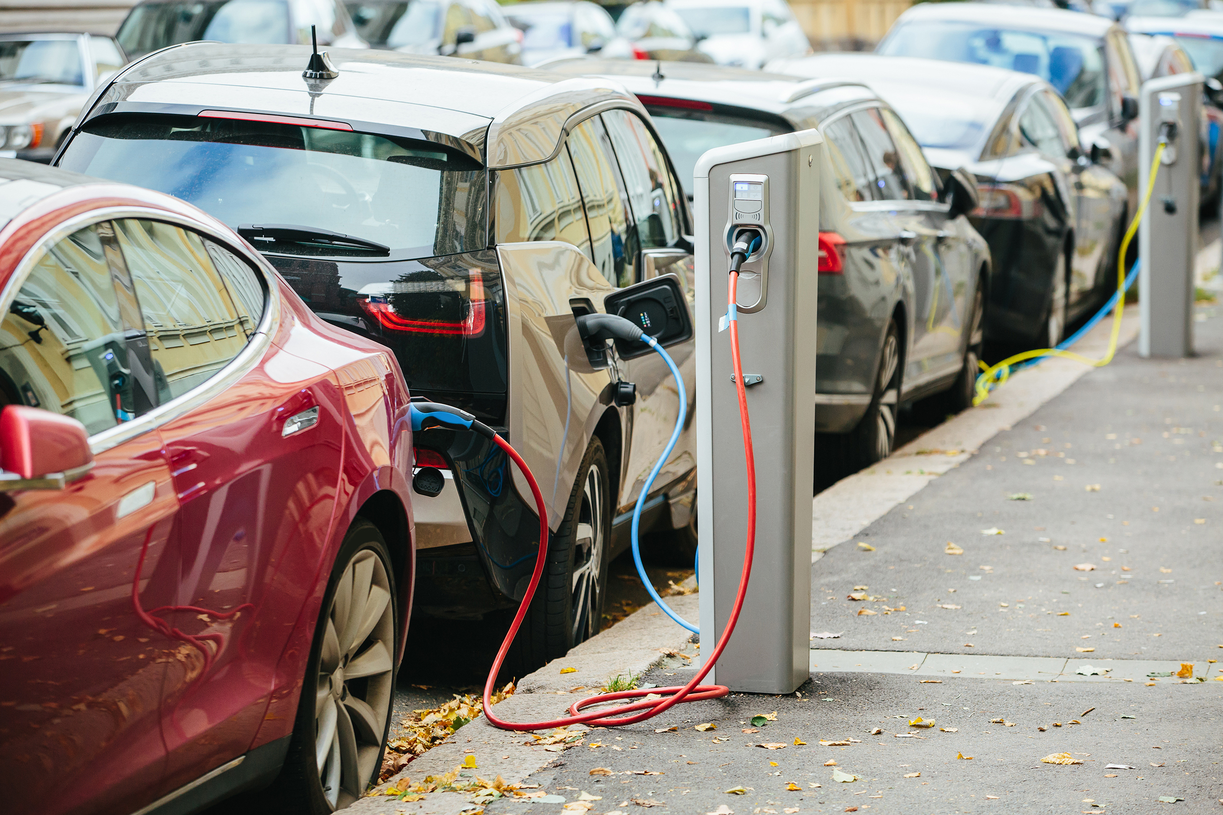 how much electricity does an electric car take to charge